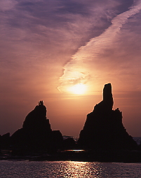 朝陽と橋杭岩
