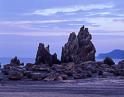 砂浜に大きな岩がゴロゴロ