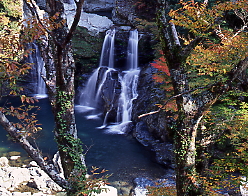 大轟きの滝、秋の滝風景