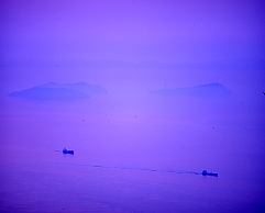 朝もやの海峡、七色に変化する海峡