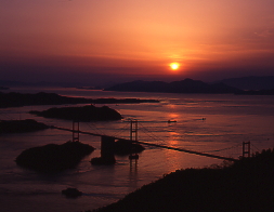 来島海峡、大橋、海峡の夕暮れ、