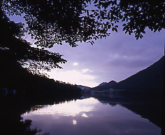 早朝のハルナ湖