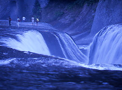 轟音と共に流れ落ちる、手すりナシ、水上川に掛かる、日本の滝百選