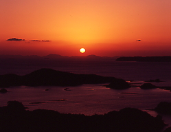夕陽と島影