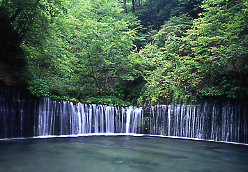 白糸の滝、高さ３ｍ幅７０ｍ軽井沢町、日本の滝百選、訪問者多い