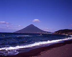 長崎鼻、薩摩半島最南端、錦江湾の入り口に位置する。