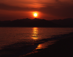 夕暮れ、阿万、吹き上げ浜、四国徳島の山に落陽