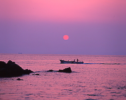夕陽と小船