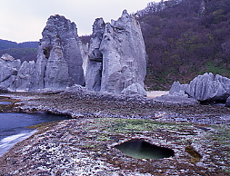 風化作用で出来た奇岩、自然岩の水槽