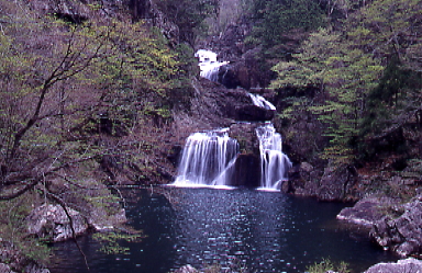 三つ滝と三段滝は別の場所の滝です、ここは三つ滝、水源は聖湖ダム