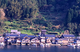 海の境界の家の一階部分に直接漁船が入れるようになっている漁師町