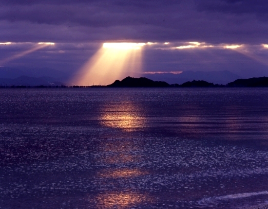 雲間の光線、対岸は徳島