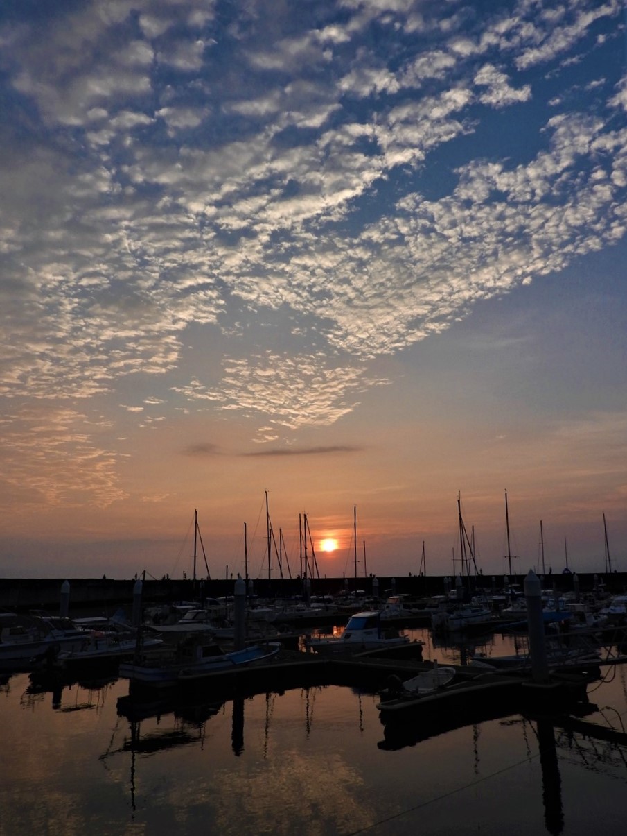 DSCN6934 (3)昇陽と漁港（洲本市炬口）２０２１年９月１日AM５：５１ - コピー