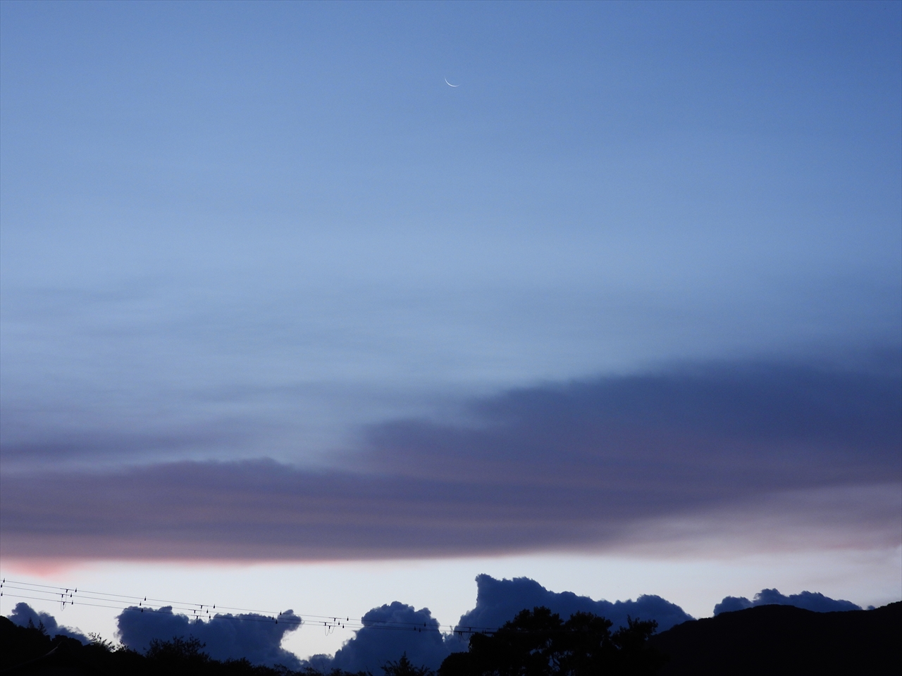 DSCN2814朝の東空に極細の、お月さん２０２２年１１月２２日AM６：３２