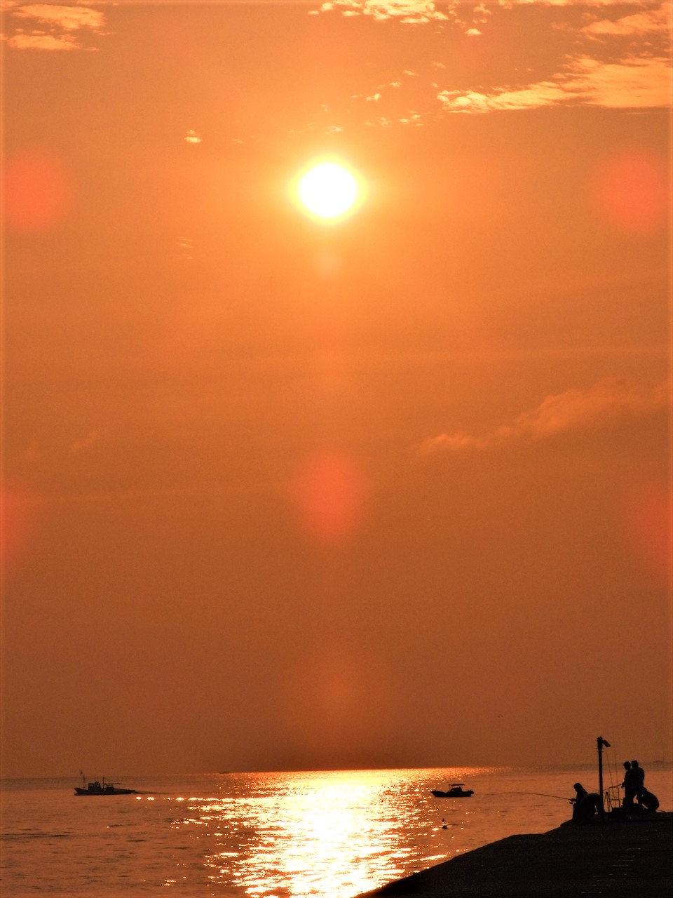 DSCN7095 (2)朝陽と大阪湾、漁港（洲本市炬口）２０２１年９月１日AM６：１５ - コピー