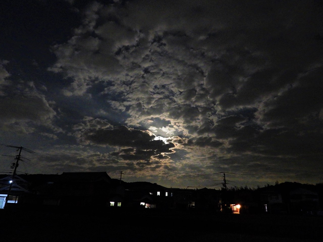 DSCN7619 (2)雲が多く月食がよく見えない２０２２年１１月８日１８：２０
