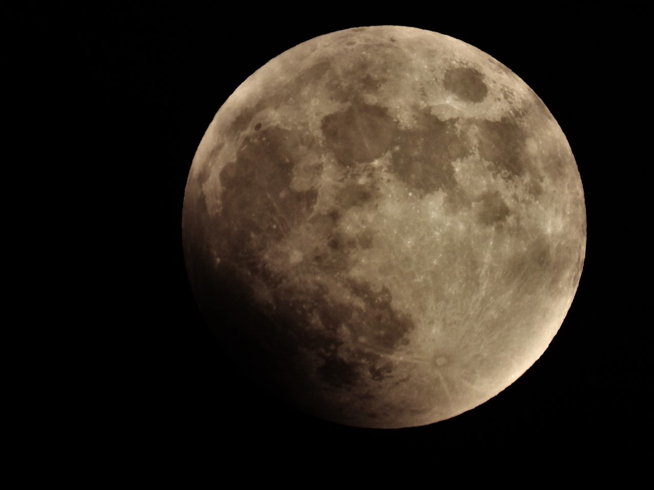 DSCN7613、皆既月食が少し見え始めました２０２２年１１月８日１８：１５