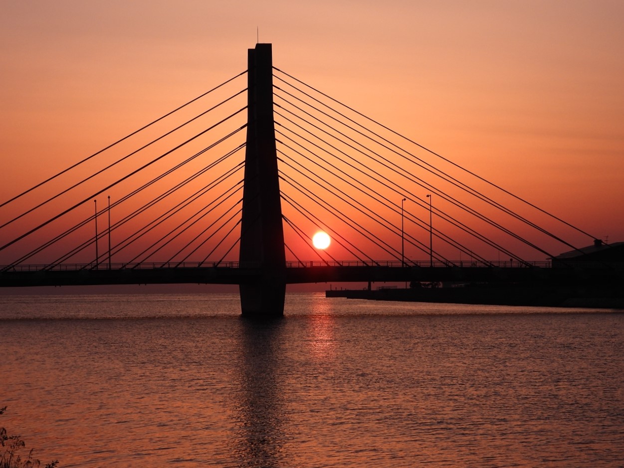 DSCN1596 (2洲本川に掛かる州浜橋と朝陽２０２２年５月４日AM５：２２