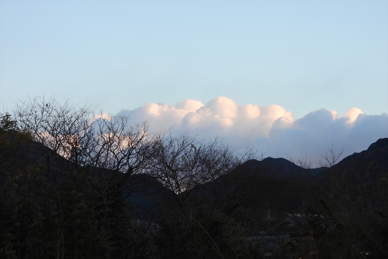 夕陽と月、６０％夕方の東南の空に雪雲が見えます。２０２３年１２月２２日１６：３２ 002