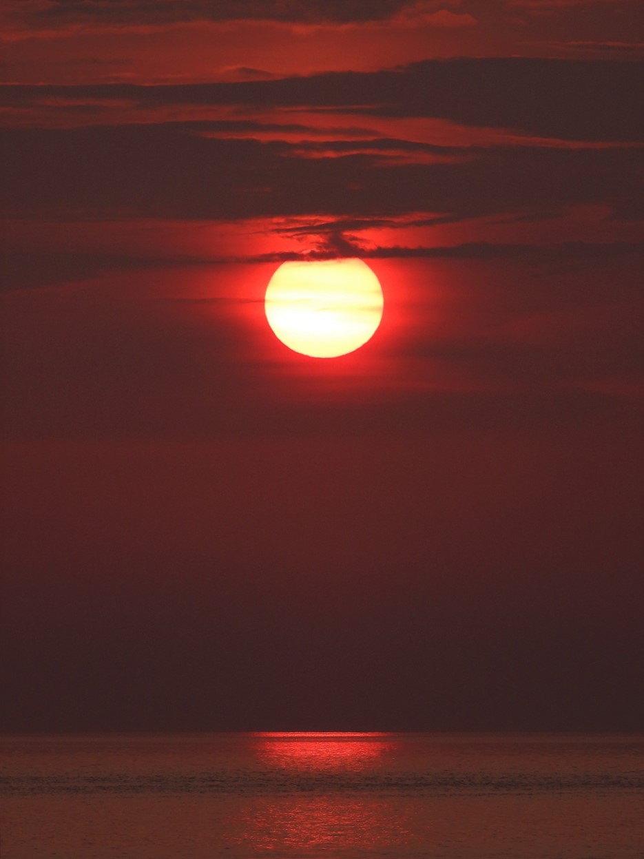 DSCN3963 (2)大阪湾と昇陽２０２１年６月２６日AM５：０３洲本市炬口付近～。
