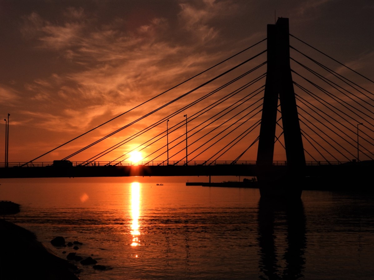 DSCN0943 (2)昇陽と斜張橋（すはま橋）２０２２年８月３日AM５：３３