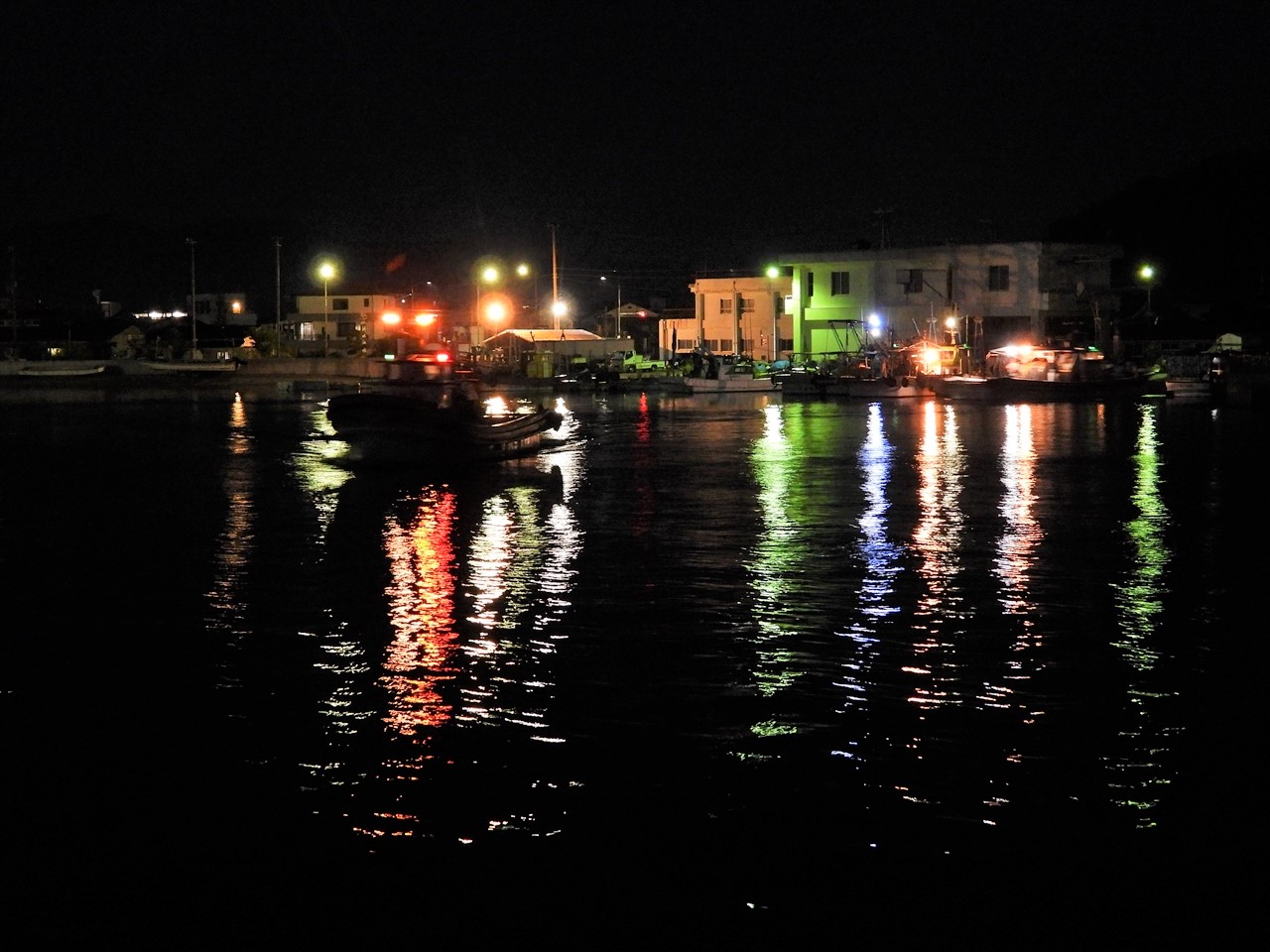 DSCN6512 (2)朝方の漁港の明かり：洲本市炬口漁港２０２０年８月３１日AM４：５５