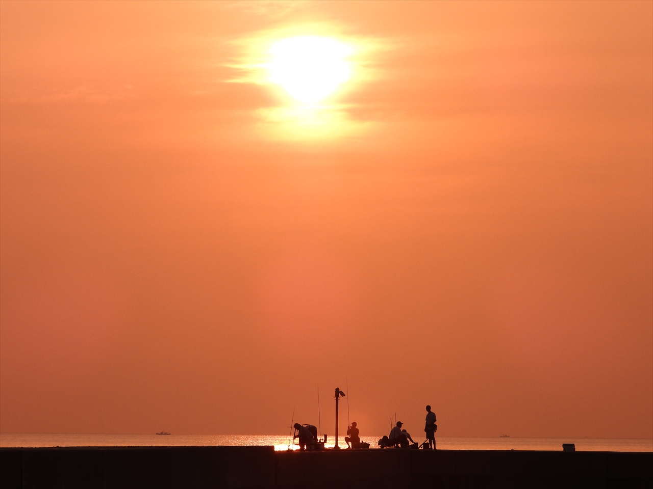 DSCN6956朝陽と釣り人（洲本市炬口漁港）２０２１年９月１日AM５：５９ - コピー
