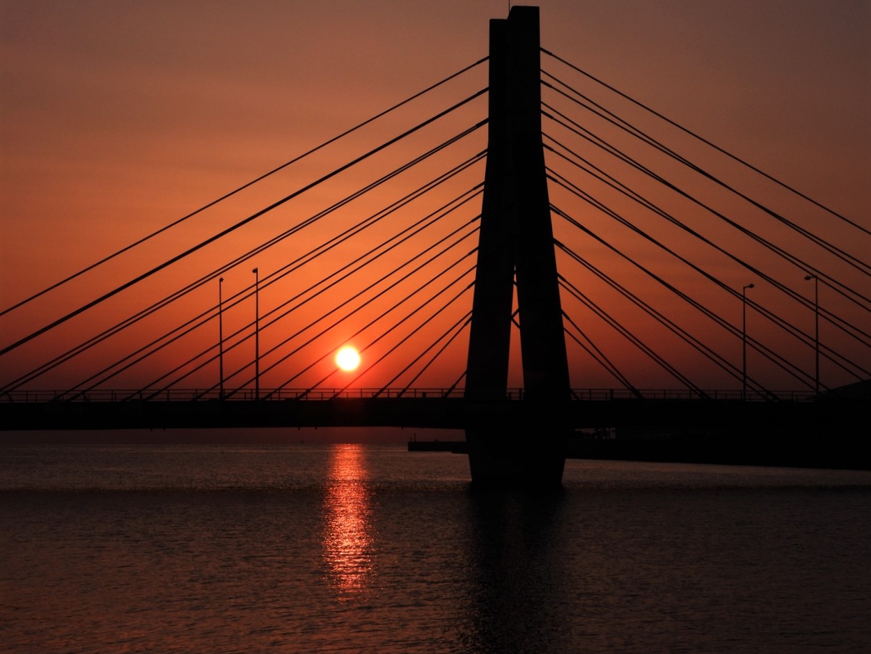 DSCN1605 (2)洲本川に掛かる州浜橋と朝陽２０２２年５月４日AM５：２６