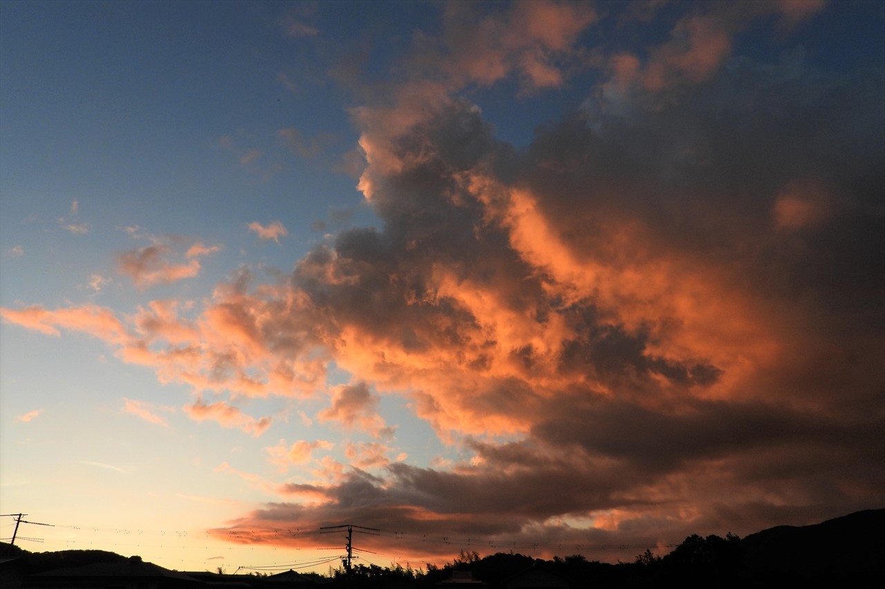 co朝、昇陽、虹、雲、花、メロン 001 (2)昇陽前の朝焼け雲（東の空）２０２３年８月２７日AM５：３６