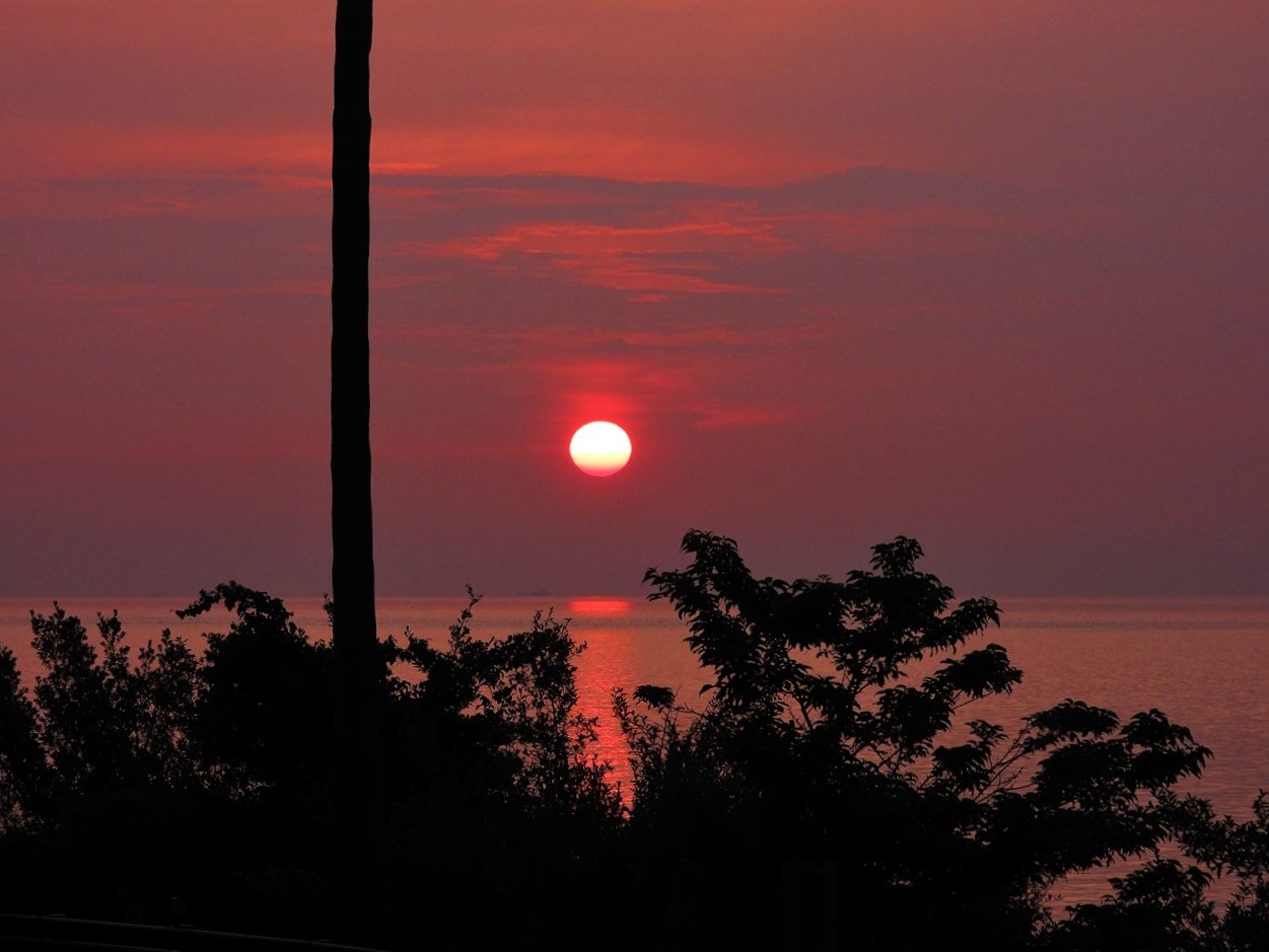DSCN3956 (3)大阪湾と昇陽２０２１年６月２６日AM４：５９洲本市炬口付近～。