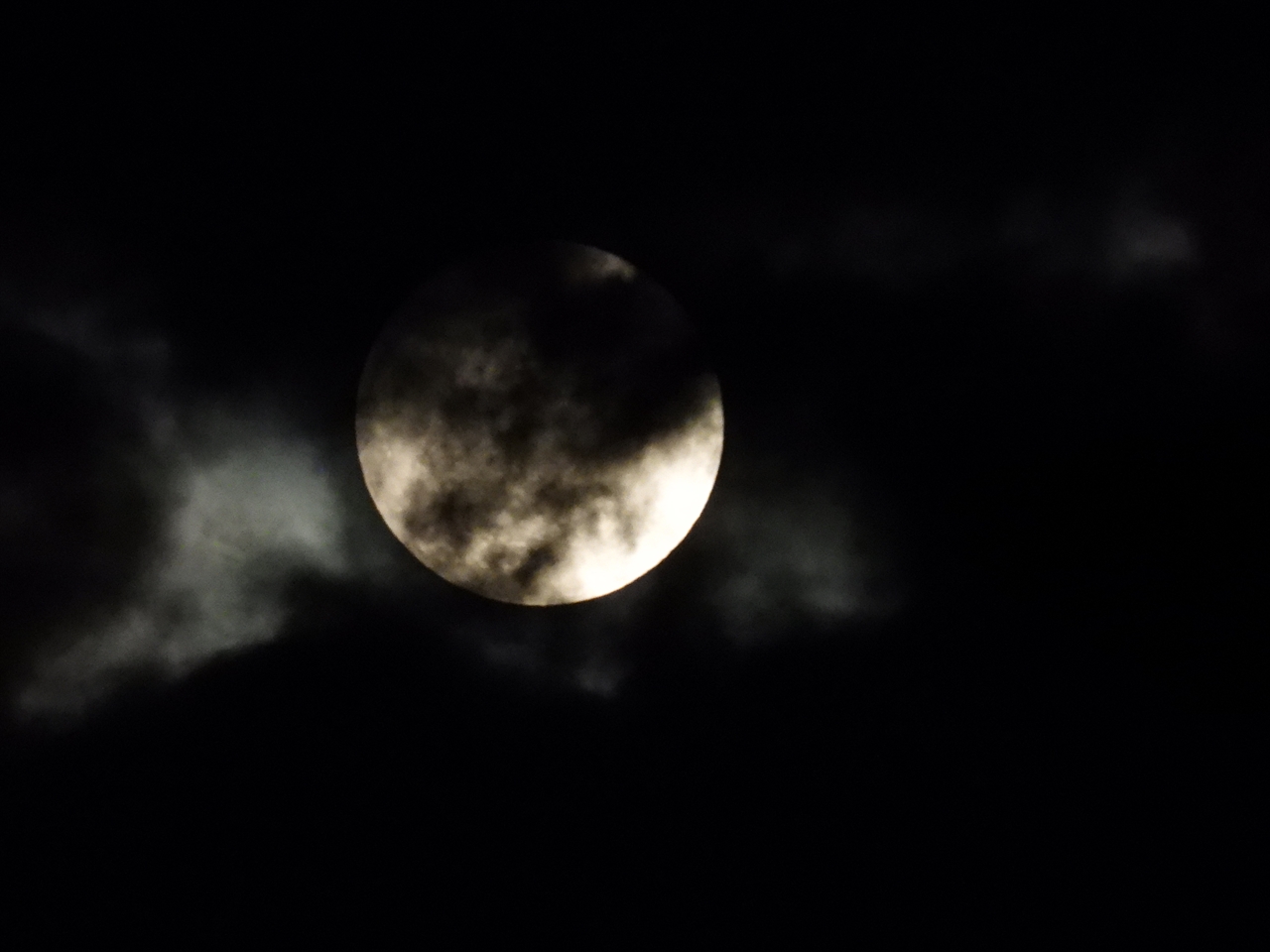DSCN7605雲間からお月さんが見えますが月食が始まっているのかどうかまだ分かりません２０２２年１１月８日１８：０５