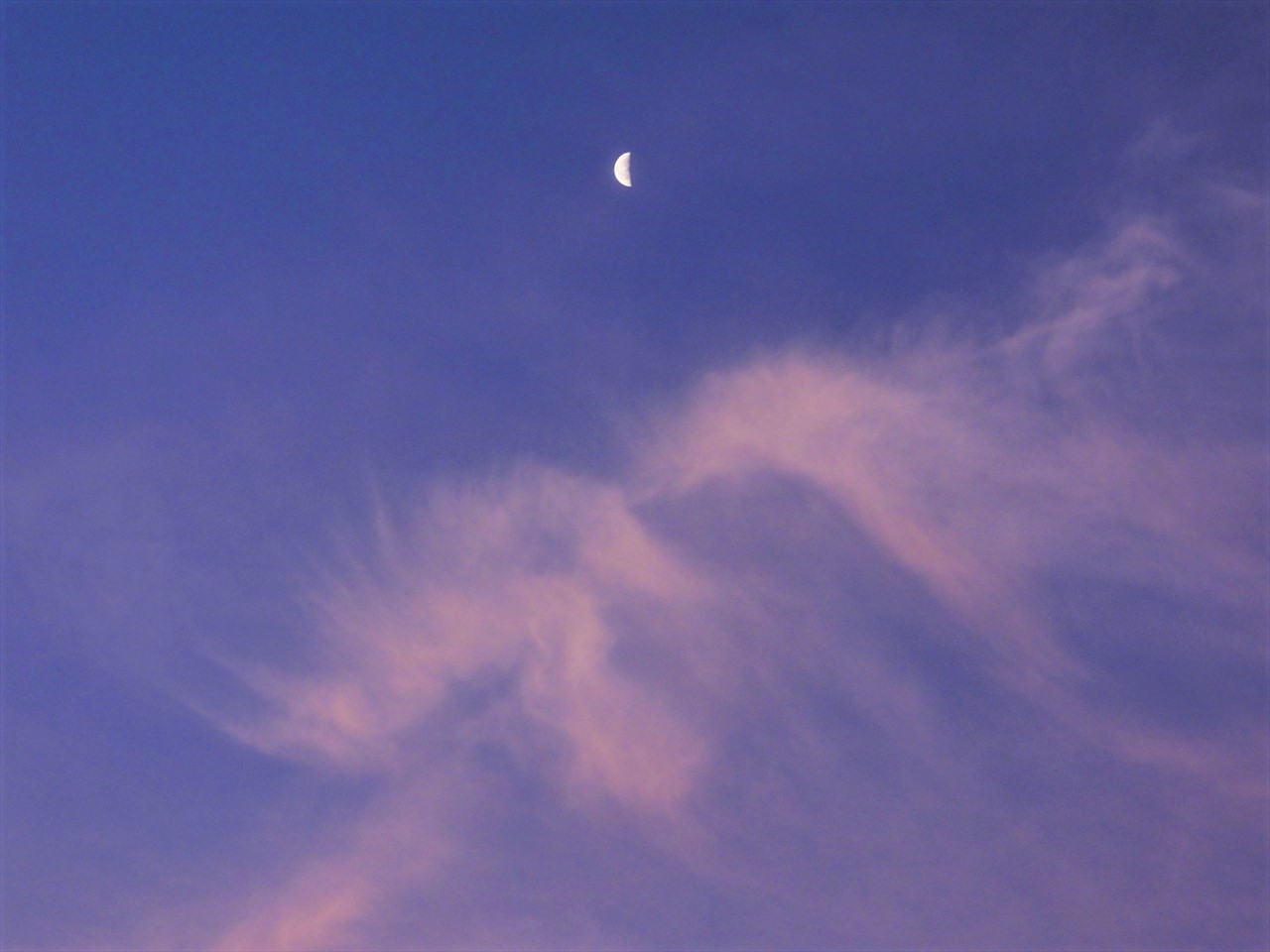 DSCN2264 (2)朝焼け雲に月淡路島洲本市～２０２１年６月３日AM４：４６