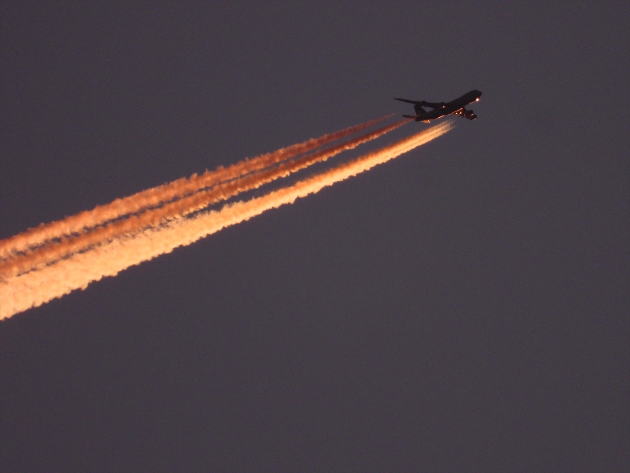 DSCN2848朝陽を浴びて赤く染まるジェット機と飛行機雲２０２２年１１月２２日AM６：４２