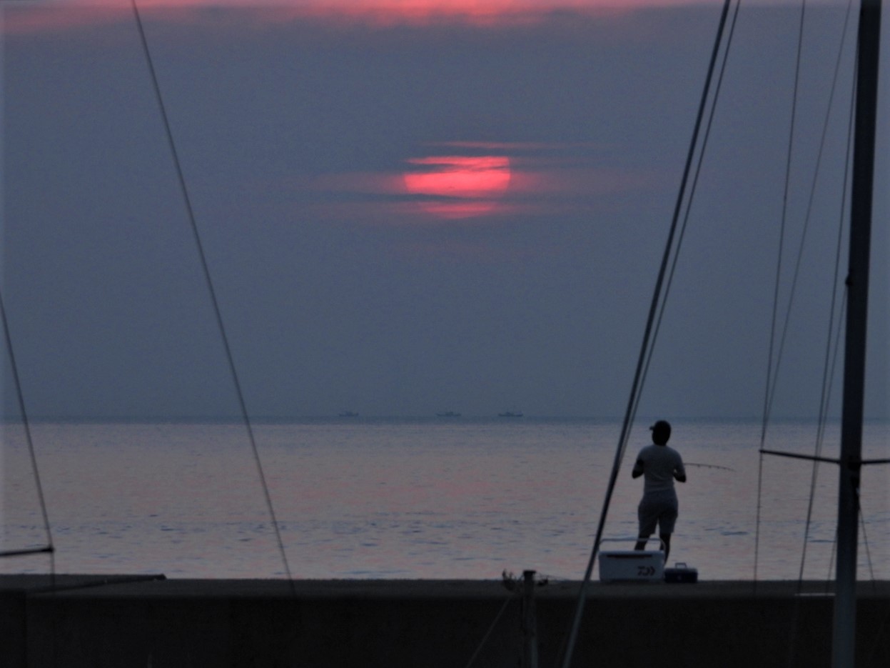 DSCN6914 (2)昇陽炬口漁港（洲本市）２０２１年９月１日AM５：４２ - コピー