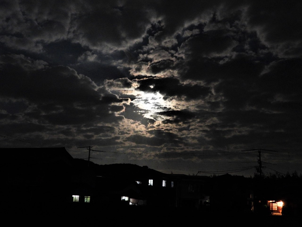 DSCN7615 (2)月の明かり、雲が多くてお月さんが見えない２０２２年１１月８日１８：１６