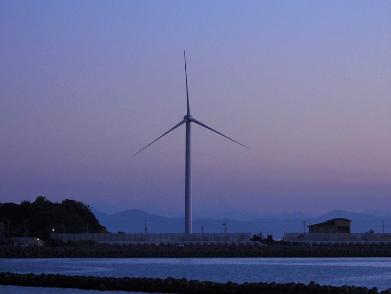 DSCN3903 (2)洲本市五色町にある市唯一の電力風車と夕暮の海（瀬戸内海播磨灘）２０２０年６月７日１９：４４