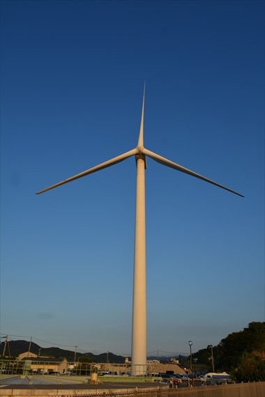 028_R１８：１７、五色町の電力風車（風力発電）縦