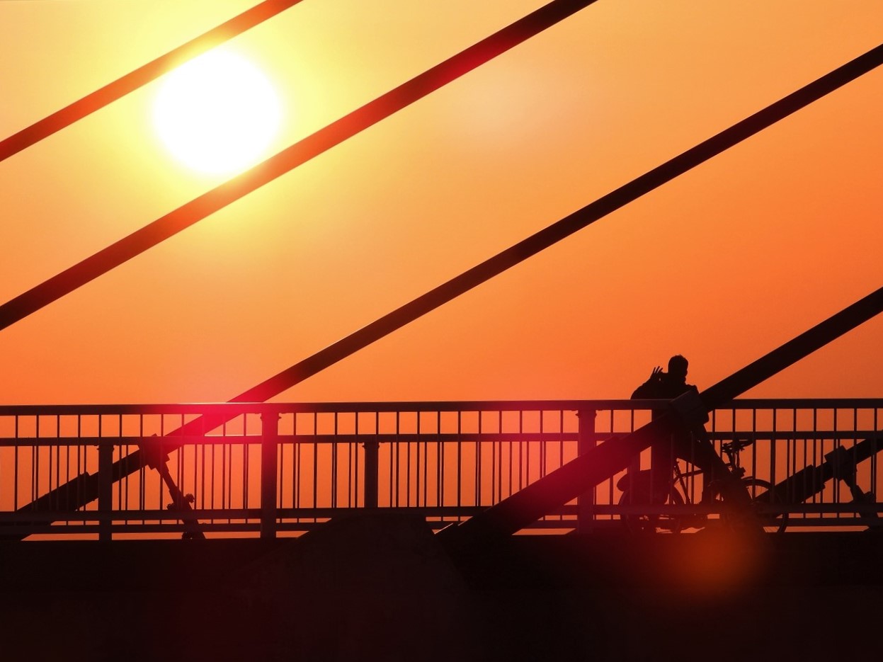 DSCN1613 (3)洲本川に掛かる州浜橋・斜張橋と朝陽２０２２年５月４日AM５：３１