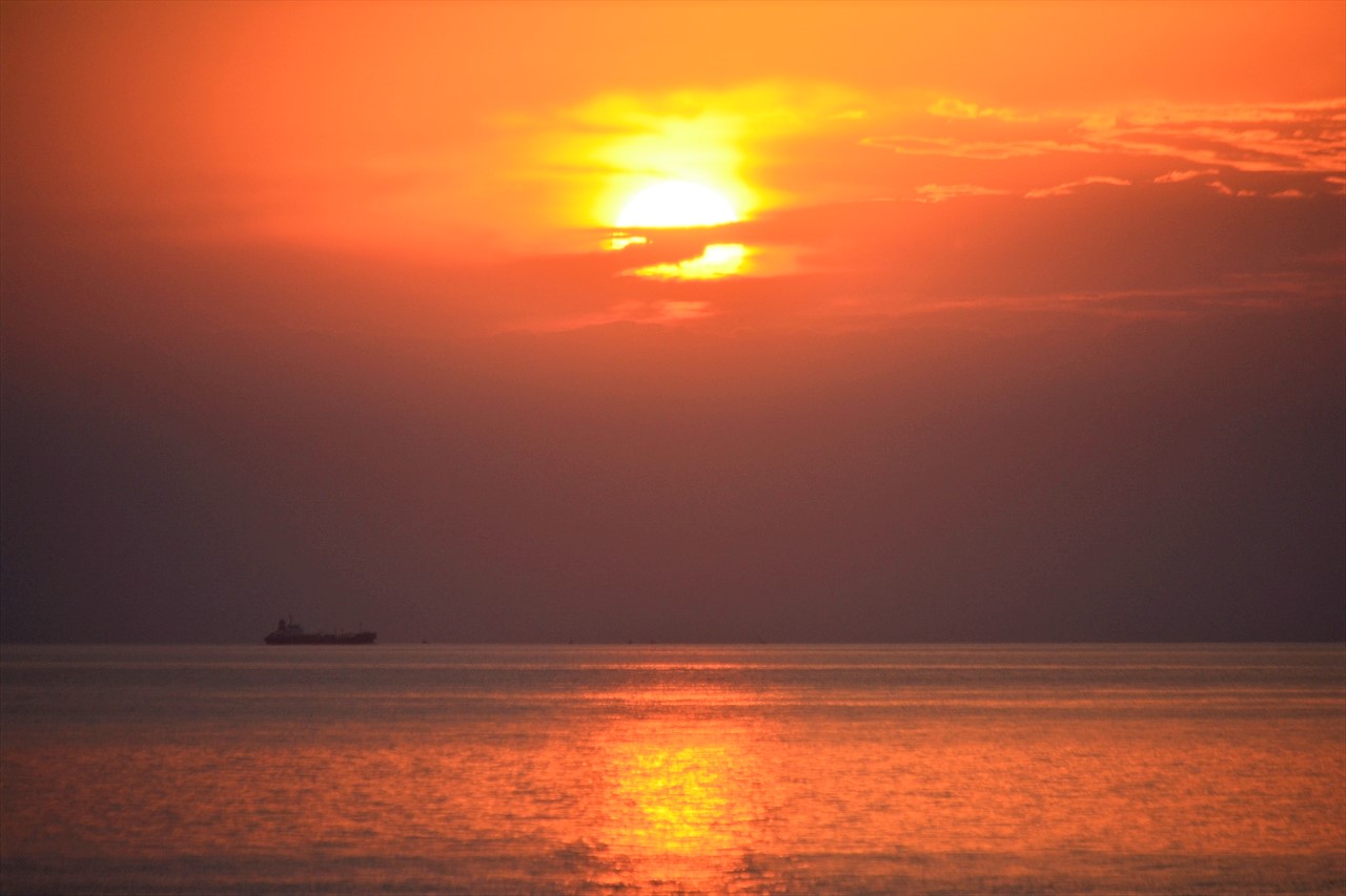 _DSC0021 (2)朝陽と大阪湾２０２１年６月２２日AM５：０６