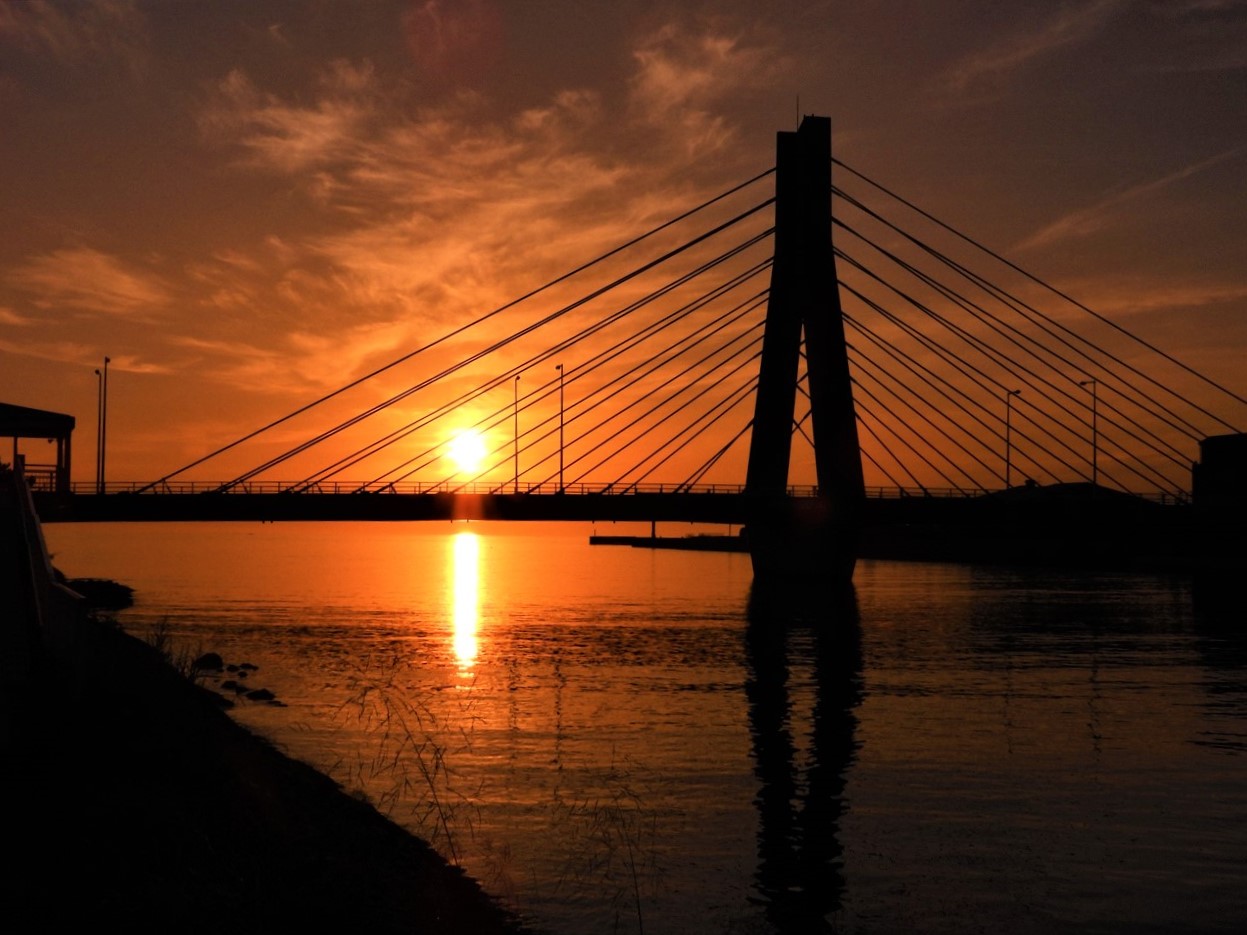 DSCN0951 (3)昇陽と斜張橋２０２２年８月３日AM５：３５