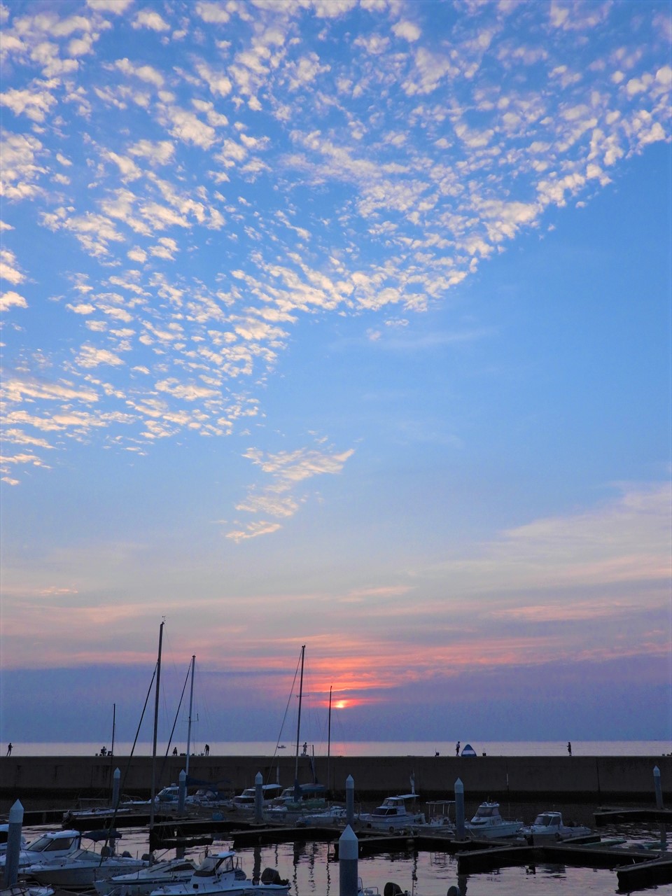 DSCN6920 (2)昇陽と漁港（洲本市炬口）２０２１年９月１日AM５：４５ - コピー