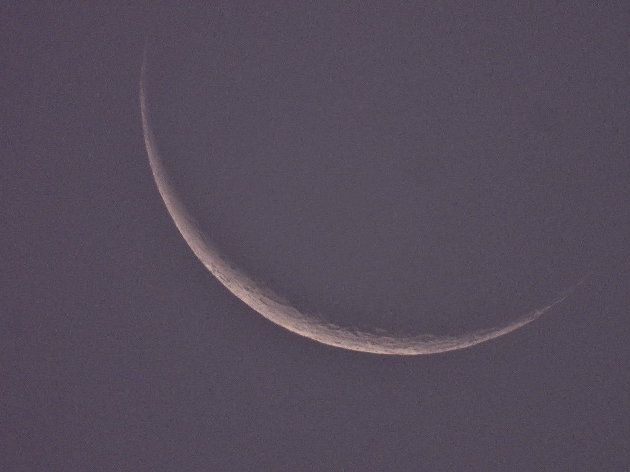 DSCN2834 (3)朝の東空に極細の、お月さん２０２２年１１月２２日AM６：３９