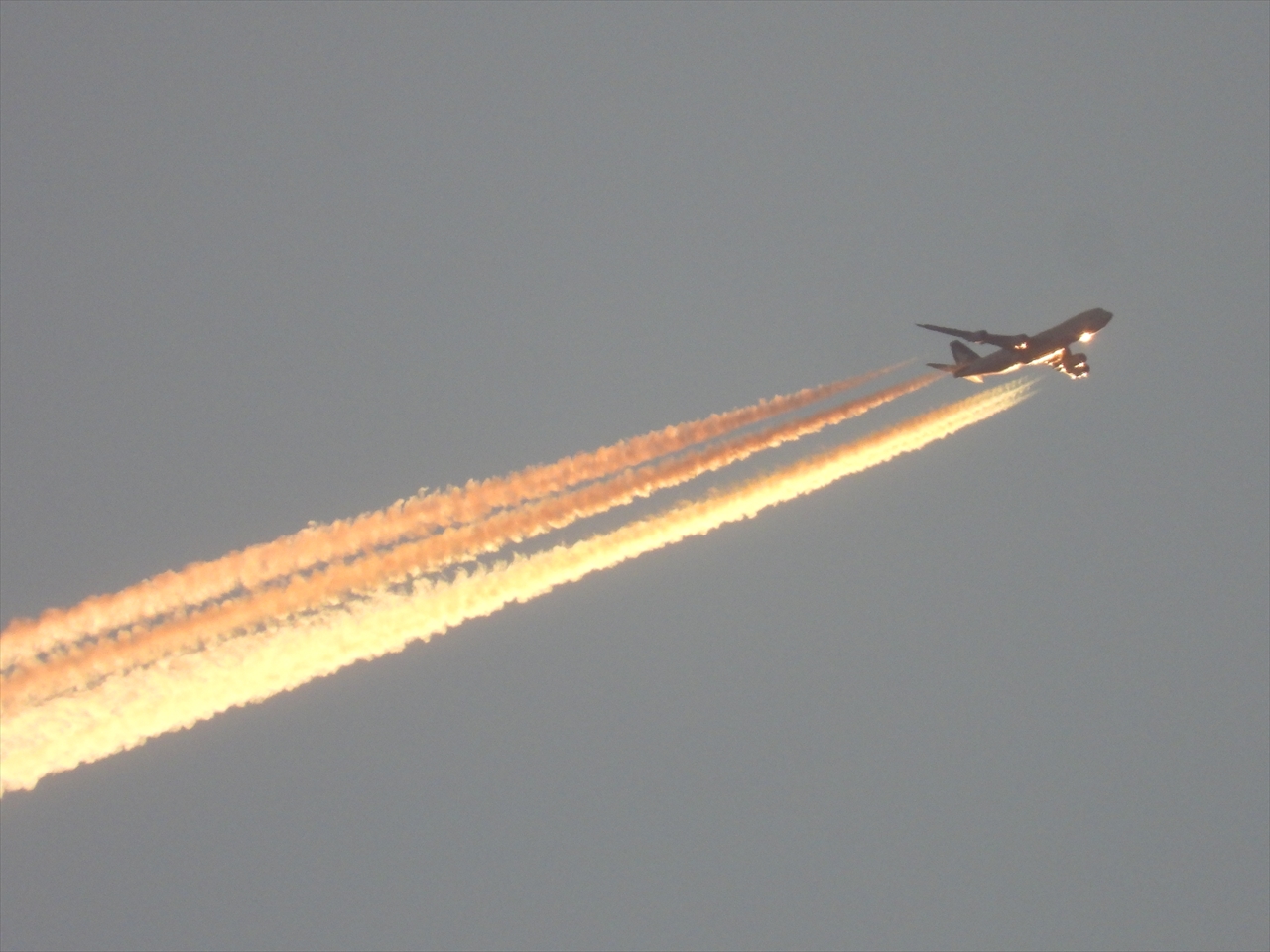 DSCN2851朝陽を浴びて赤く染まるジェット機と飛行機雲２０２２年１１月２２日AM６：４３