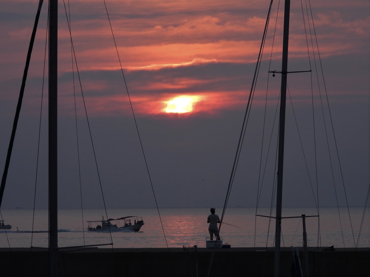 DSCN6923 (2)昇陽と漁港（洲本市炬口）２０２１年９月１日AM５：４６ - コピー