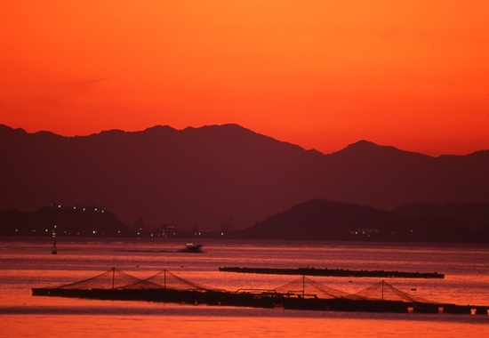 夕照の海、対岸の山並は徳島県鳴門市