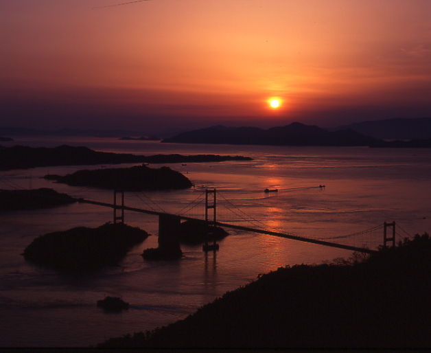来島海峡大橋と夕陽