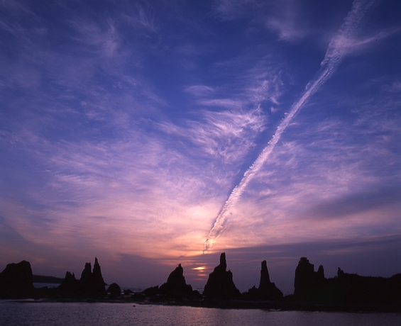 朝の橋杭岩、飛行機雲