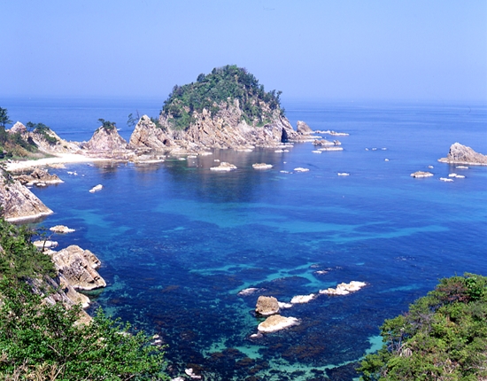 日本海の海は青色が非常に美しい