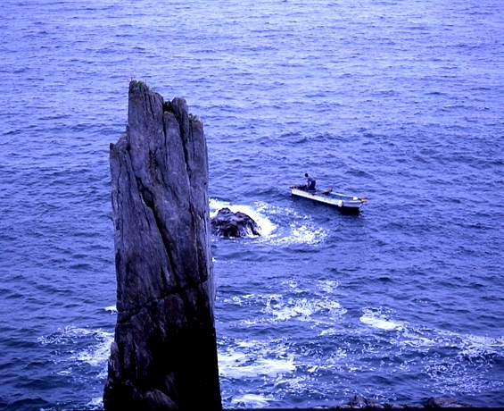大理石の折れ岩と漁師