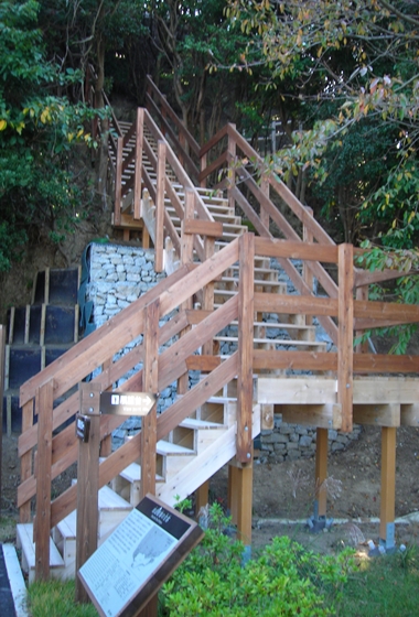 砲台跡へ木製階段を上る